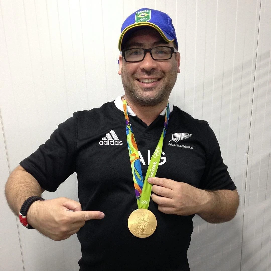 Claudinei Chamorro Pelegrina Júnior com a medalha de ouro dos Jogos Olímpicos Rio 2016